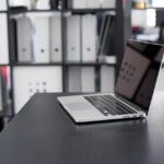 In fast jedem Haushalt schlummert eine stille Schublade voller vergessener Handys, alter Tablets und alter Kameras. Diese einst so wertvollen und unverzichtbaren Geräte liegen nun ungenutzt herum – zu wertvoll zum Wegwerfen, aber zu altmodisch, um sie zu nutzen. Hier kommt WIRKAUFENS ins Spiel. Die deutsche Re-Commerce-Plattform hat eine schnelle, umweltbewusste und benutzerfreundliche Möglichkeit geschaffen, alte Technik in echtes Geld zu verwandeln und gleichzeitig die Kreislaufwirtschaft zu unterstützen. Da immer mehr Verbraucher Wert auf Nachhaltigkeit und Komfort legen, ist WIRKAUFENS zu einer bevorzugten Option für den verantwortungsvollen Weiterverkauf gebrauchter Elektronik geworden. Hier erfahren Sie, was WIRKAUFENS im Re-Commerce-Bereich so besonders macht.