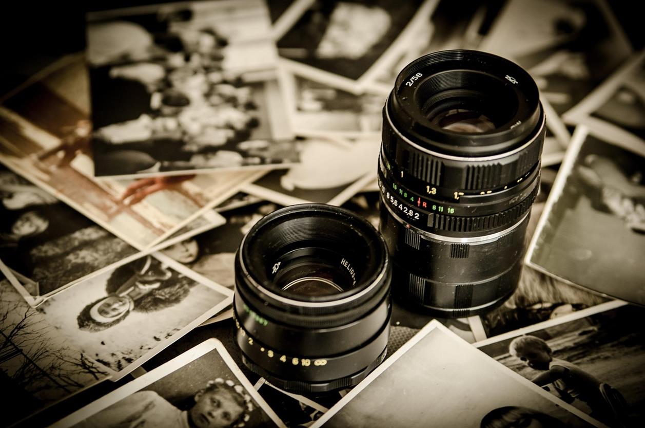 In einer Zeit, in der Fotos in Sekundenschnelle gelöscht und Erinnerungen oft nur in der Cloud gespeichert werden, ist es etwas ganz Besonderes, die analogen Schätze in Familienschränken wiederzuentdecken. Alte Negative, VHS-Kassetten, Dias und gedruckte Fotos erzählen Geschichten, die es wert sind, mit der Zeit zu verblassen. Hier setzt Mediafix an und schlägt eine nahtlose Brücke zwischen Vergangenheit und digitaler Zukunft. Mediafix ist Europas größter Digitalisierungsdienstleister und hat seit 2012 über 228 Millionen Medienformate transformiert. Das Unternehmen setzt sich dafür ein, Digitalisierung zugänglich und erschwinglich zu machen und sicherzustellen, dass Familien und Institutionen ihre wertvollsten Archive mit fachkundiger Sorgfalt bewahren können.