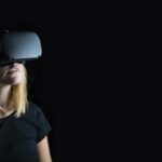 Virtual Reality ist zwar der Star im 7thSpace, aber jeder, der schon einmal dort war, weiß, dass es weit mehr als nur ein Headset-Erlebnis ist. 7thSpace ist in mehreren Städten Deutschlands vertreten, darunter Köln, Düsseldorf und Oberhausen, und definiert Gruppenunterhaltung mit einer Mischung aus immersiver Technologie, kompetitivem Spaß und entspannten Social Zones neu. Ob Teamevent, Familienausflug oder einfach nur ein etwas anderer Abend mit Freunden – dieser Veranstaltungsort ist wie geschaffen für echtes Zusammensein durch Spielen.