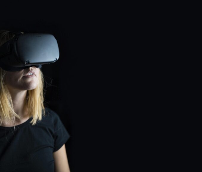 Virtual Reality ist zwar der Star im 7thSpace, aber jeder, der schon einmal dort war, weiß, dass es weit mehr als nur ein Headset-Erlebnis ist. 7thSpace ist in mehreren Städten Deutschlands vertreten, darunter Köln, Düsseldorf und Oberhausen, und definiert Gruppenunterhaltung mit einer Mischung aus immersiver Technologie, kompetitivem Spaß und entspannten Social Zones neu. Ob Teamevent, Familienausflug oder einfach nur ein etwas anderer Abend mit Freunden – dieser Veranstaltungsort ist wie geschaffen für echtes Zusammensein durch Spielen.