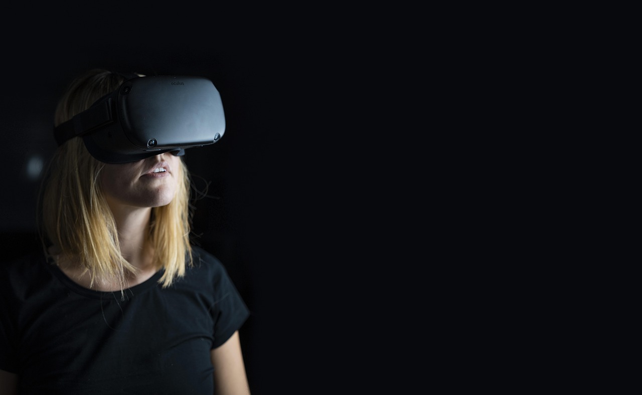 Virtual Reality ist zwar der Star im 7thSpace, aber jeder, der schon einmal dort war, weiß, dass es weit mehr als nur ein Headset-Erlebnis ist. 7thSpace ist in mehreren Städten Deutschlands vertreten, darunter Köln, Düsseldorf und Oberhausen, und definiert Gruppenunterhaltung mit einer Mischung aus immersiver Technologie, kompetitivem Spaß und entspannten Social Zones neu. Ob Teamevent, Familienausflug oder einfach nur ein etwas anderer Abend mit Freunden – dieser Veranstaltungsort ist wie geschaffen für echtes Zusammensein durch Spielen.